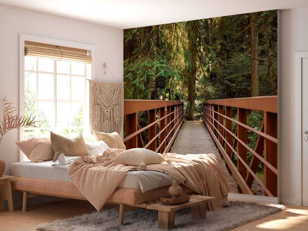 Rusty Bridge w lesie