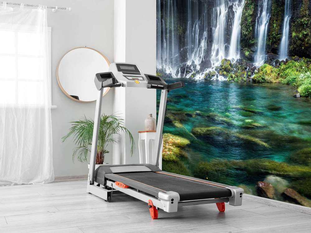 Panorama wodospadu z turkusową, błękitną wodą