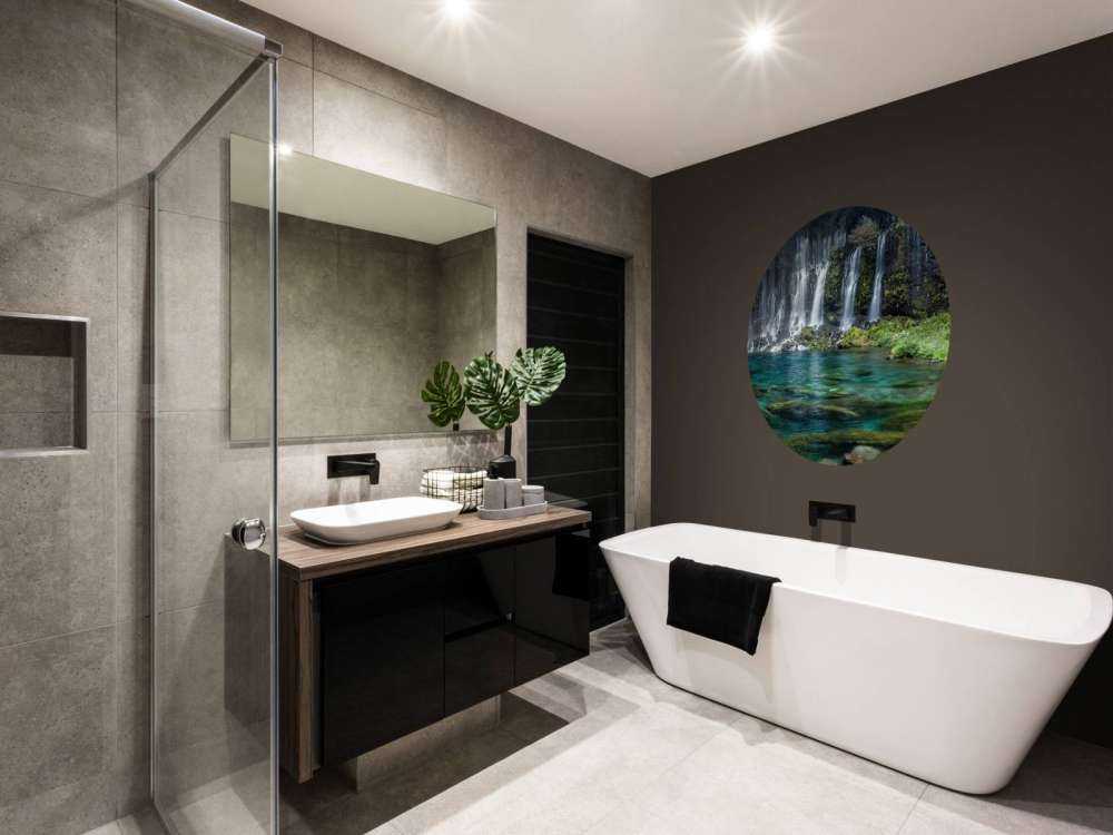 Panorama wodospadu z turkusową, błękitną wodą