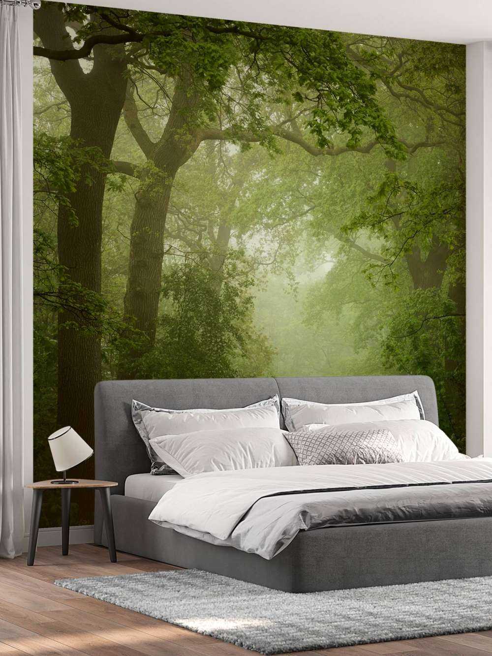 Leśna ścieżka we mgle