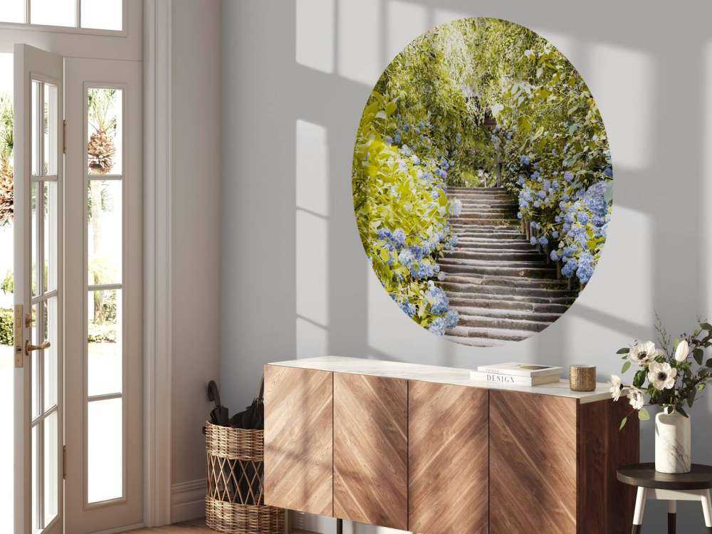 Niebieskie kwiaty w parku