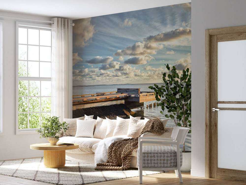 Nabrzeże z pięknymi chmurami