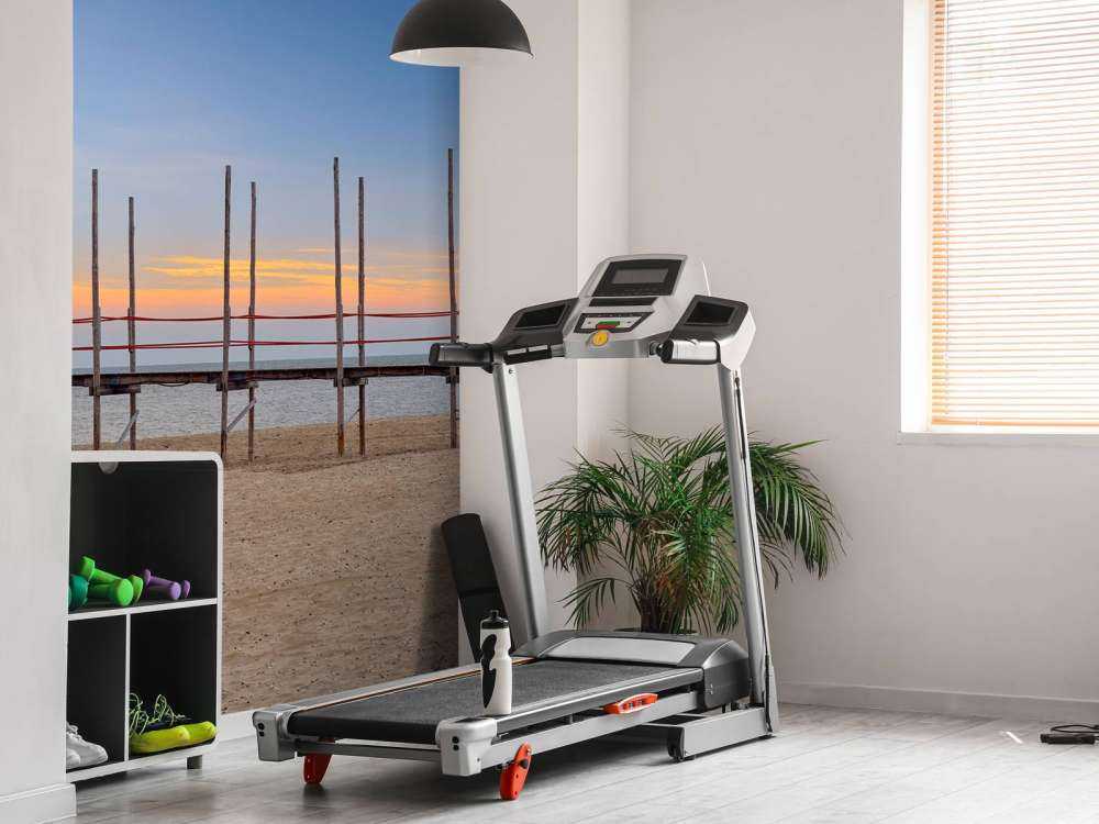 Długie molo z drewnianymi słupkami