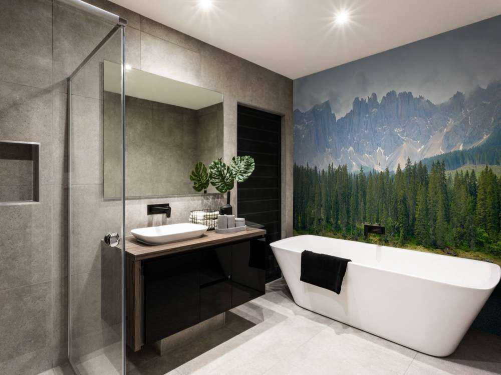 Rząd drzew w pobliżu górskiego jeziora