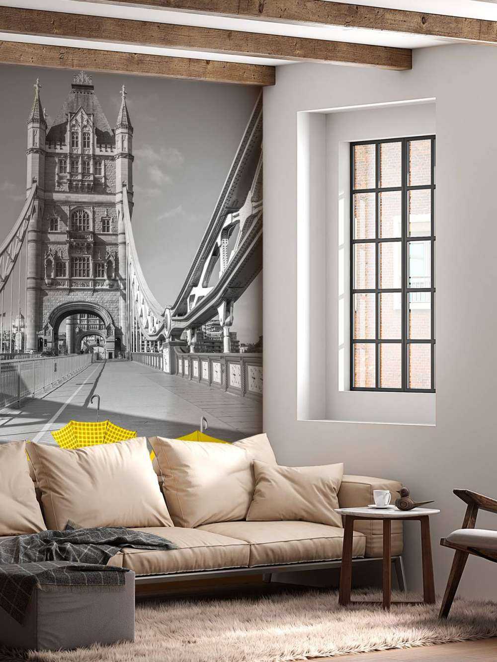 Żółte parasolki na moście wieżowym