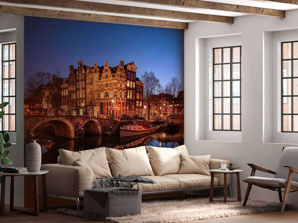 Oświetlone domy wzdłuż kanału