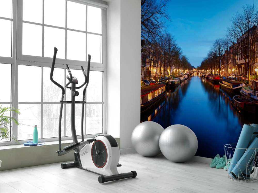 Barki wzdłuż podświetlonego kanału