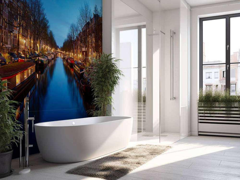 Barki wzdłuż podświetlonego kanału