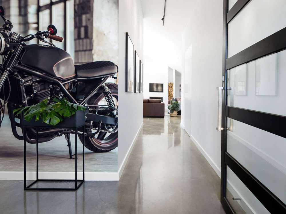 Matowy czarny motocykl