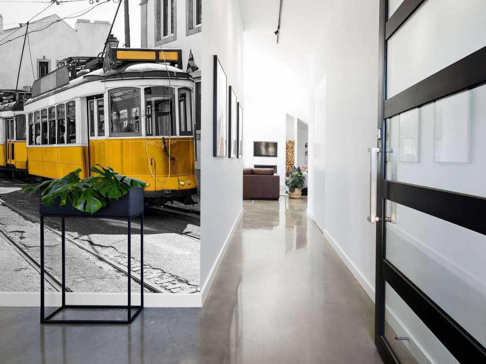 Żółty tramwaj na czarno-białej ulicy