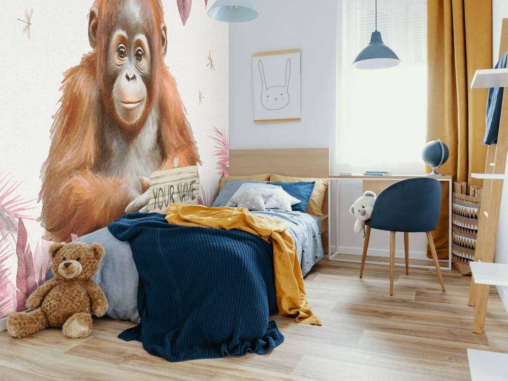 Młody orangutan w dżungli różowy