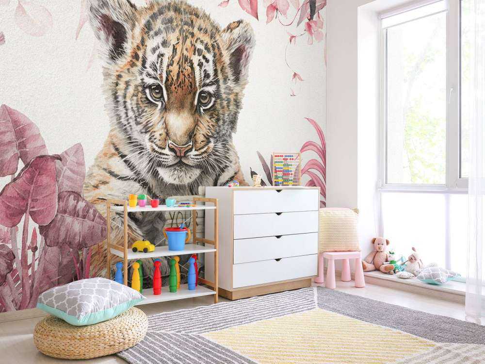 Śliczny tygrys z roślinami w kolorze różowym