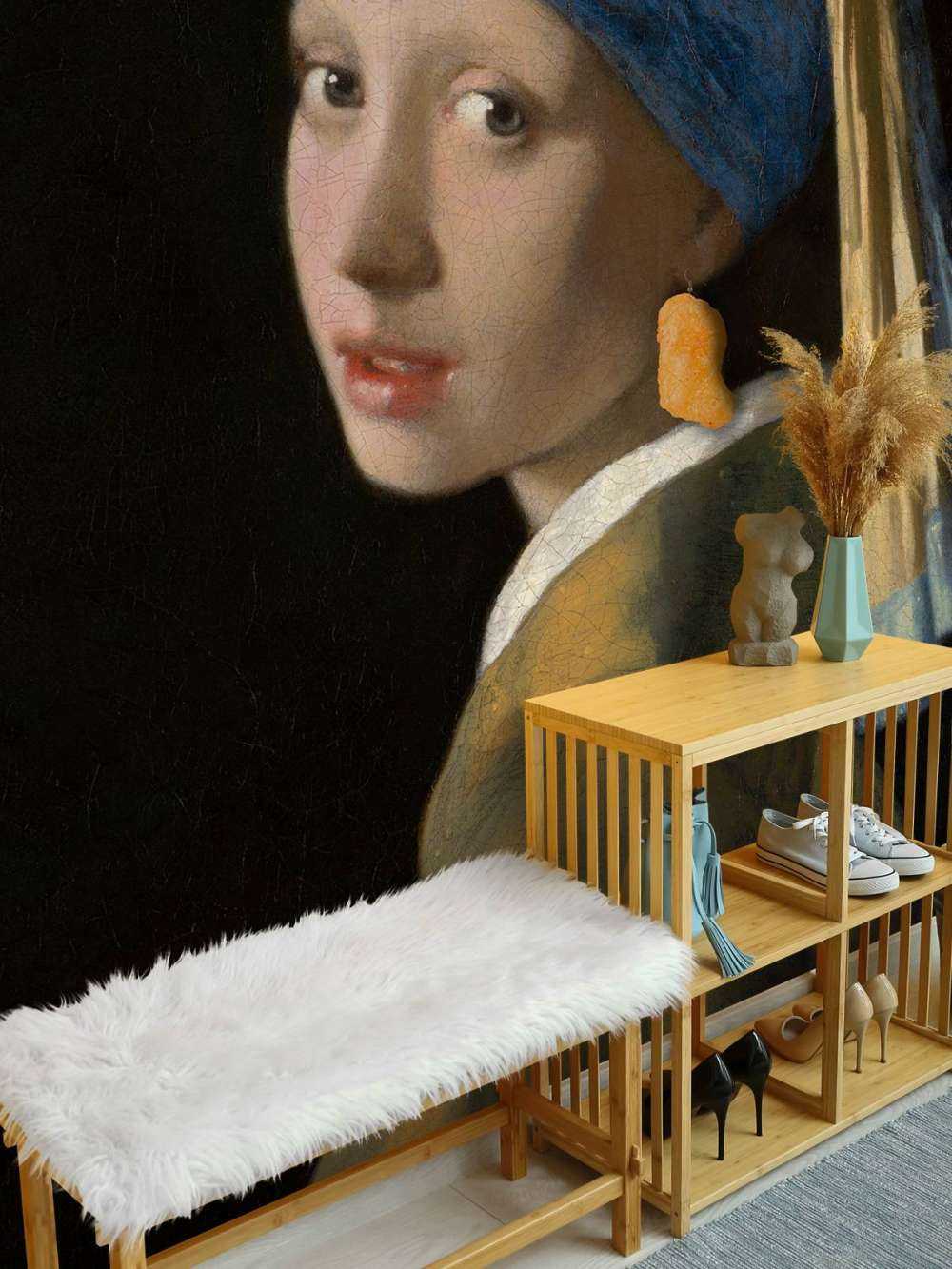 Dziewczyna z kawałkiem kurczaka