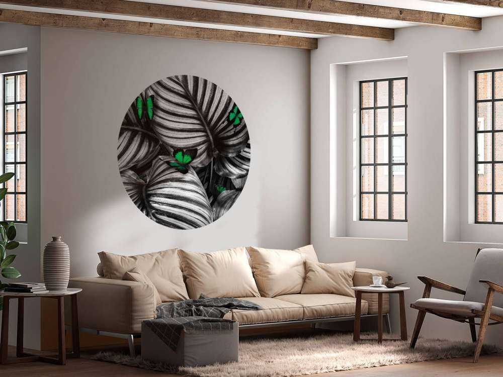 Motyle na liściach w paski