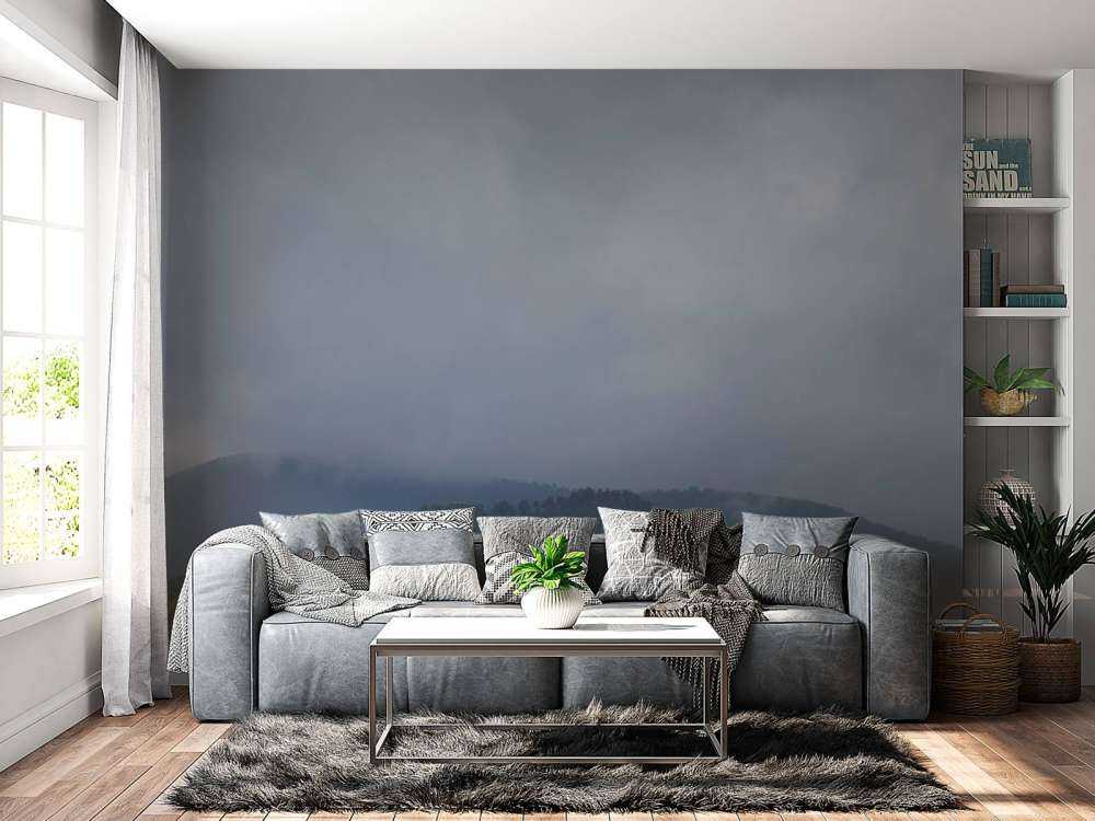 Chmury nad drzewami w górach