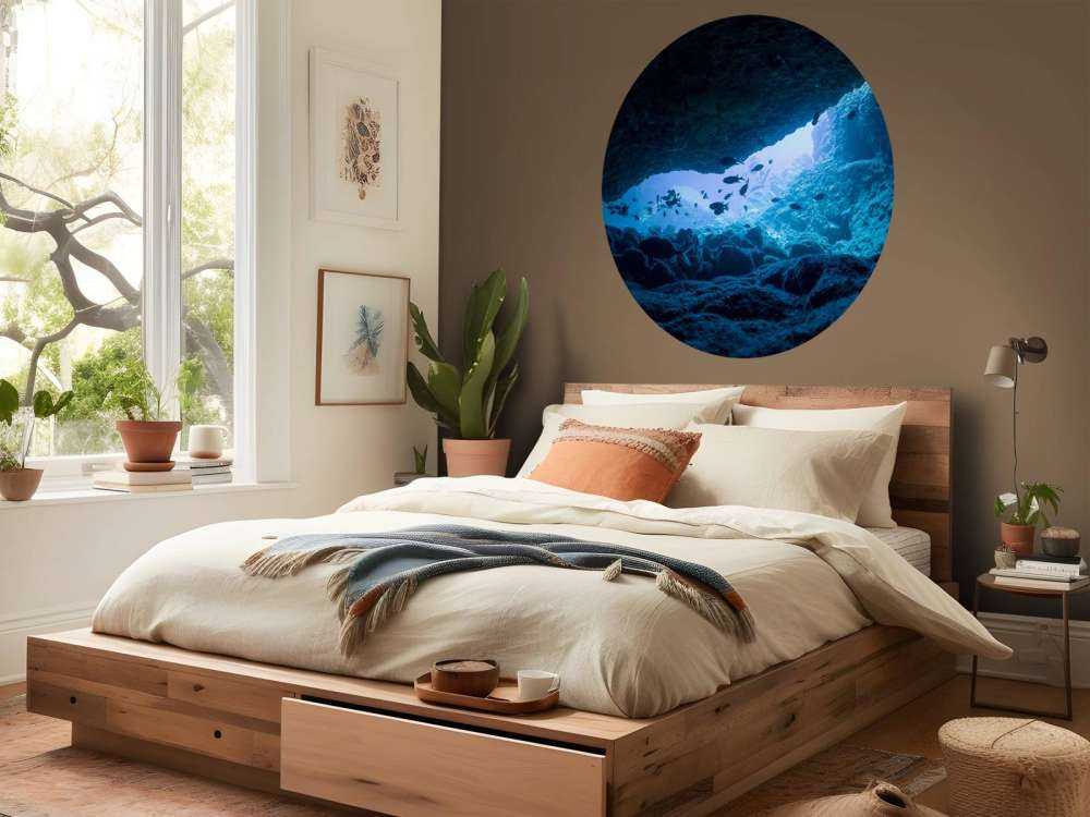 Wąska jaskinia z rybami