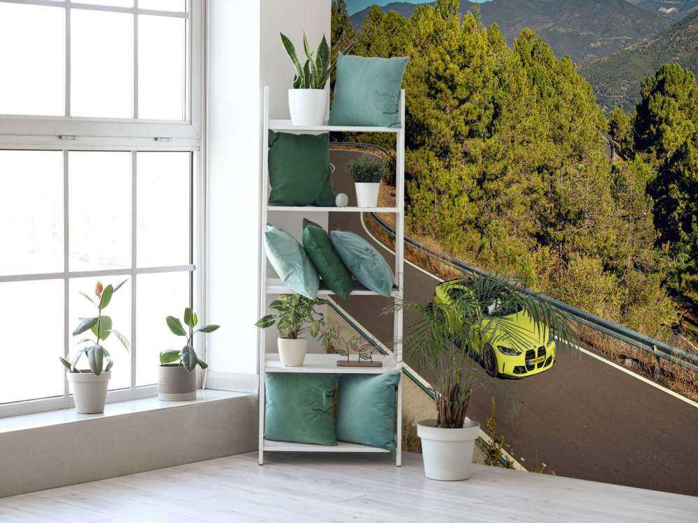 Limonkowa BMW na górskiej drodze