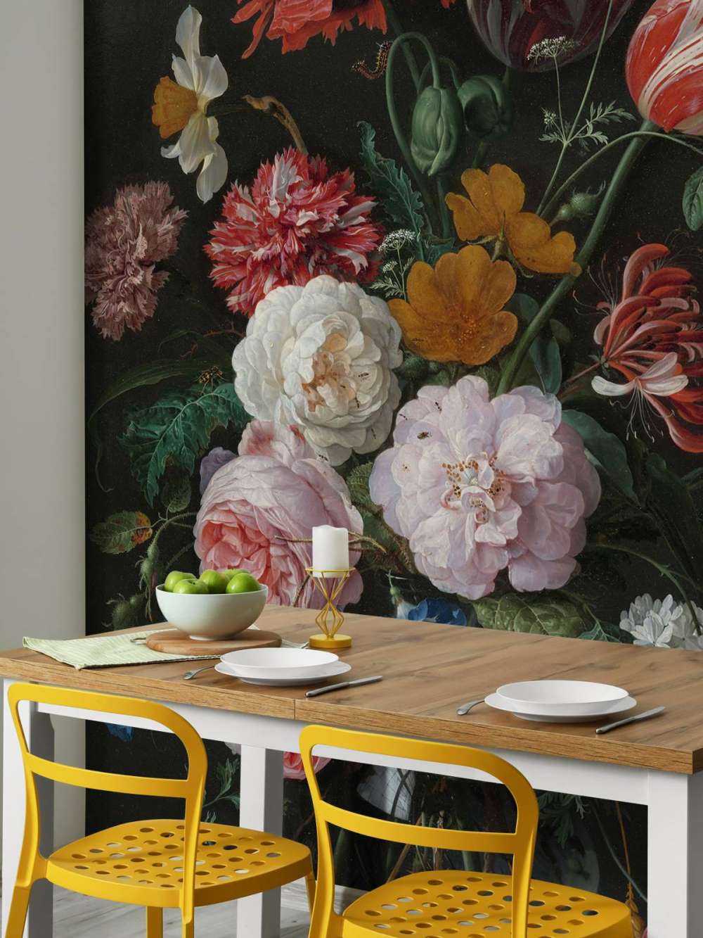 Martwa natura z kwiatami w szklanym wazonie.