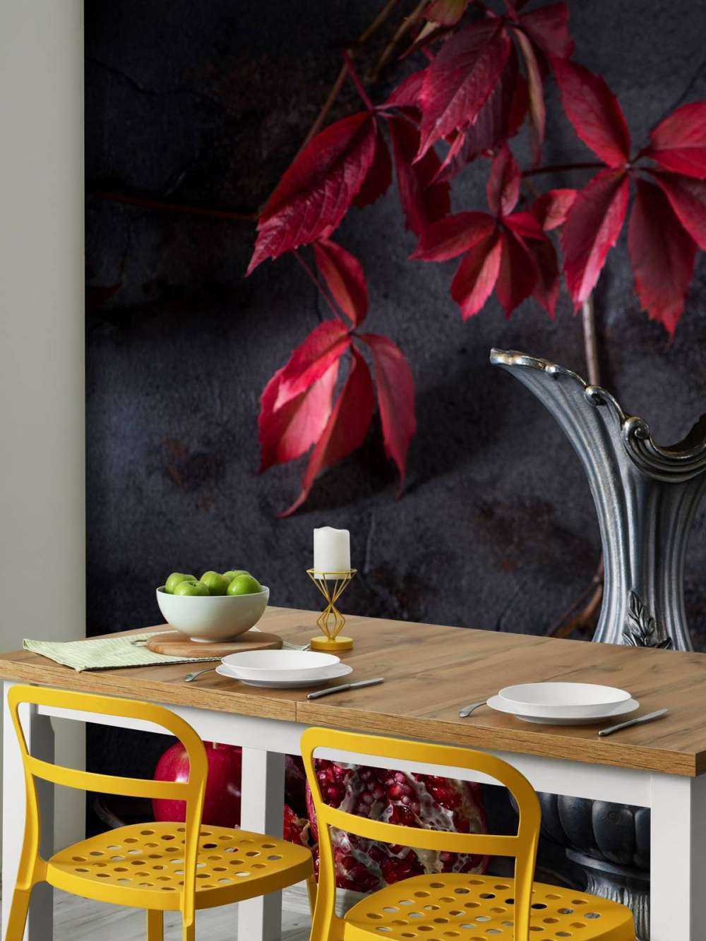 Puszka z czerwonym winem i czerwonymi owocami