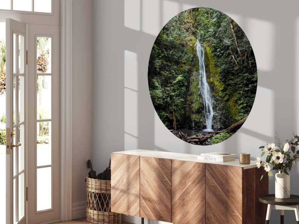 Wodospad w kolorowym otoczeniu 