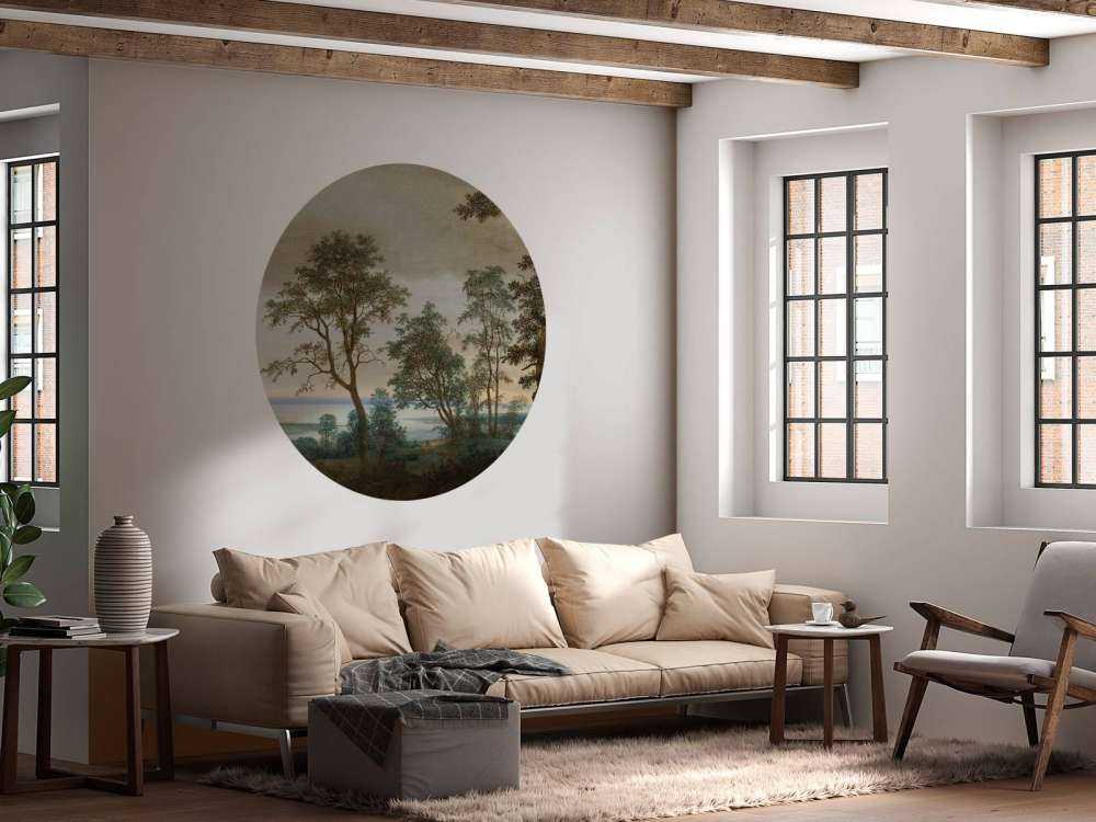 Krajobraz rzeczny widziany przez drzewa