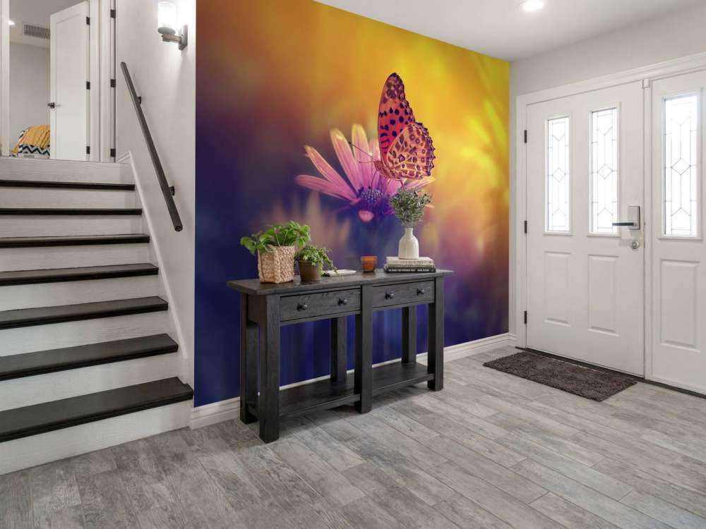 Czerwony motyl na kwiatku