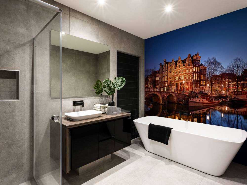 Oświetlone domy wzdłuż kanału