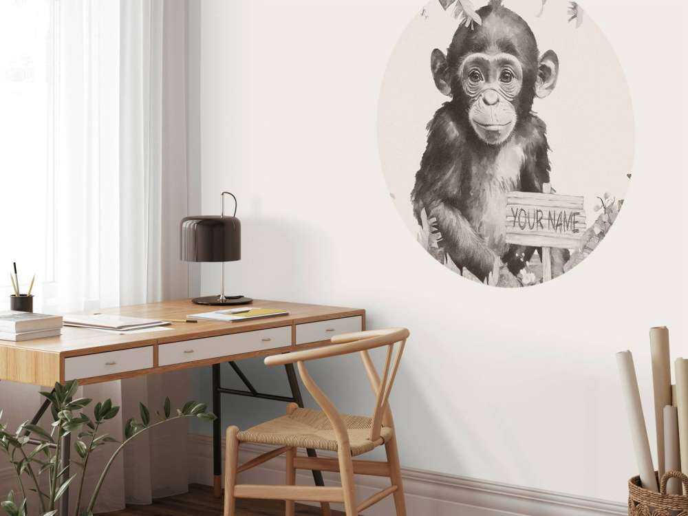 Mały szympans w beżowej dżungli