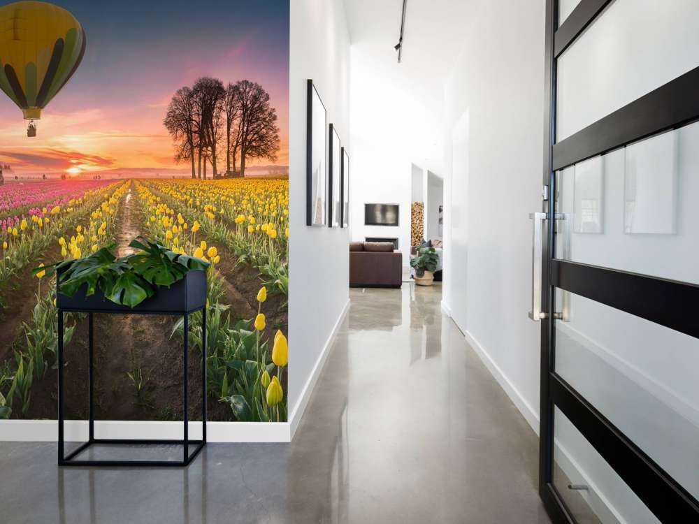 Różowo-żółte pole tulipanów