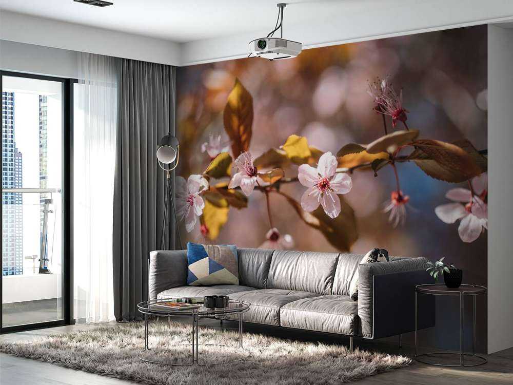 Różowe kwiaty i brązowe liście