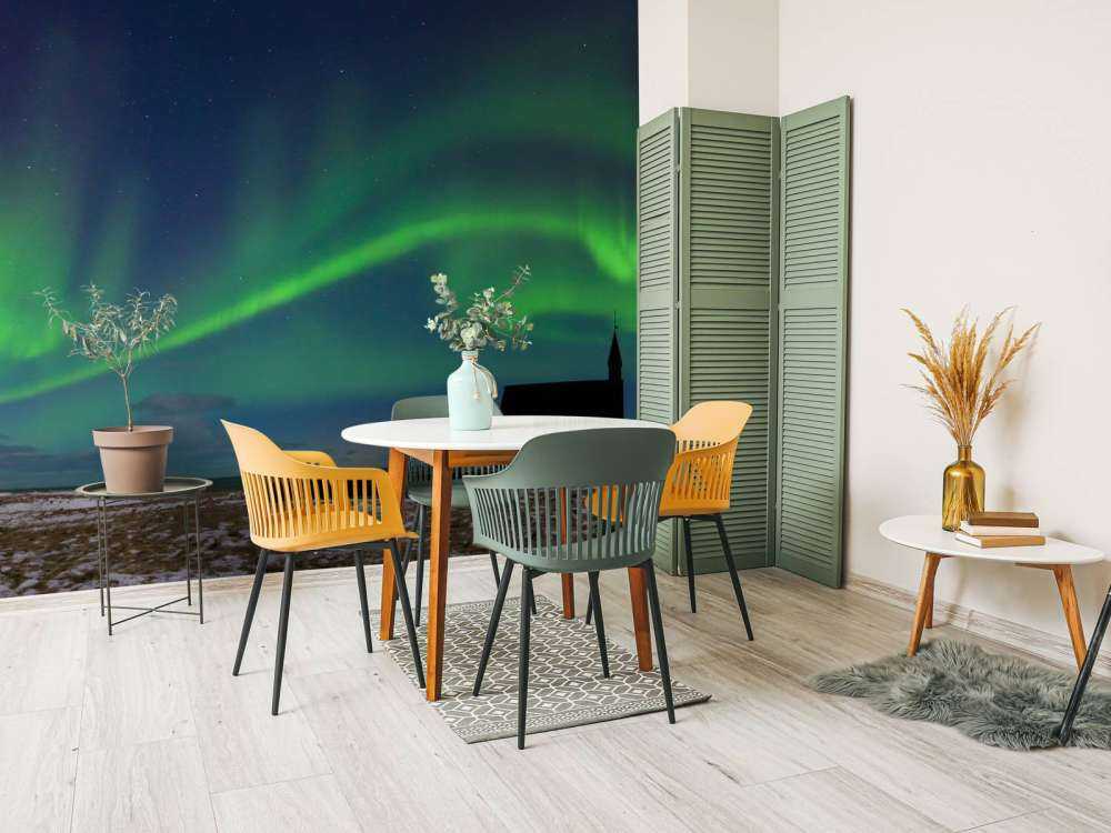 Zorze polarne nad kościołem