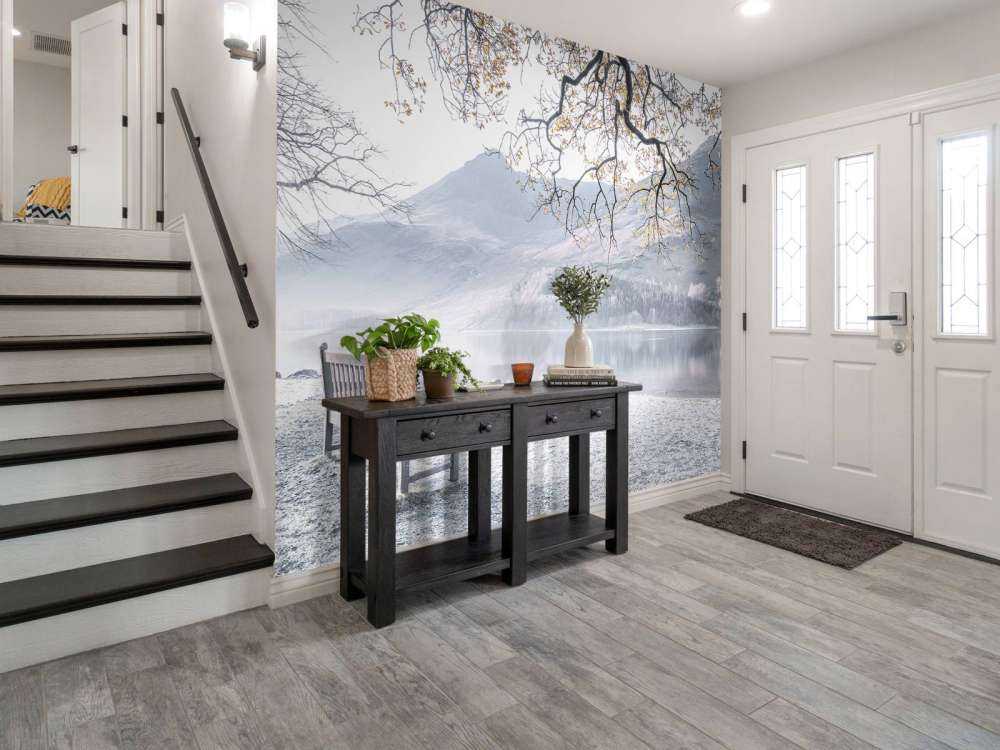 Ławka nad cichym jeziorem