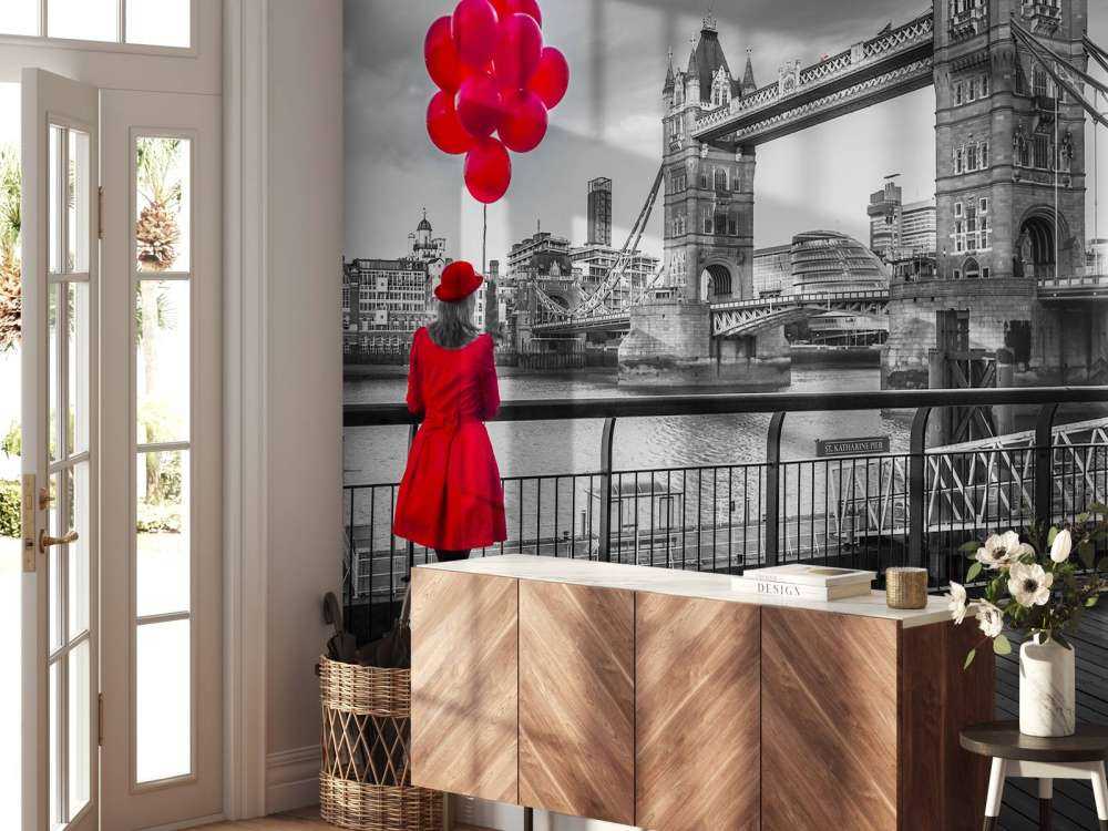 Kobieta na moście wieżowym