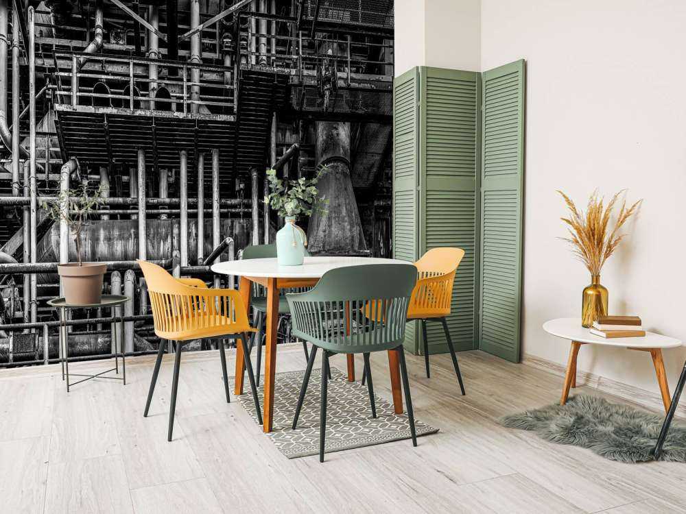 Stara fabryka przemysłowa w czerni i bieli