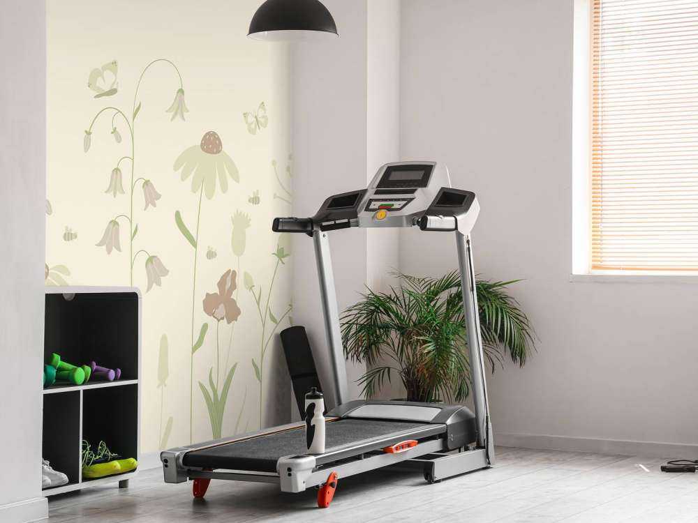 Pole kwiatowe wysokie z motylami piasek ze starym różem