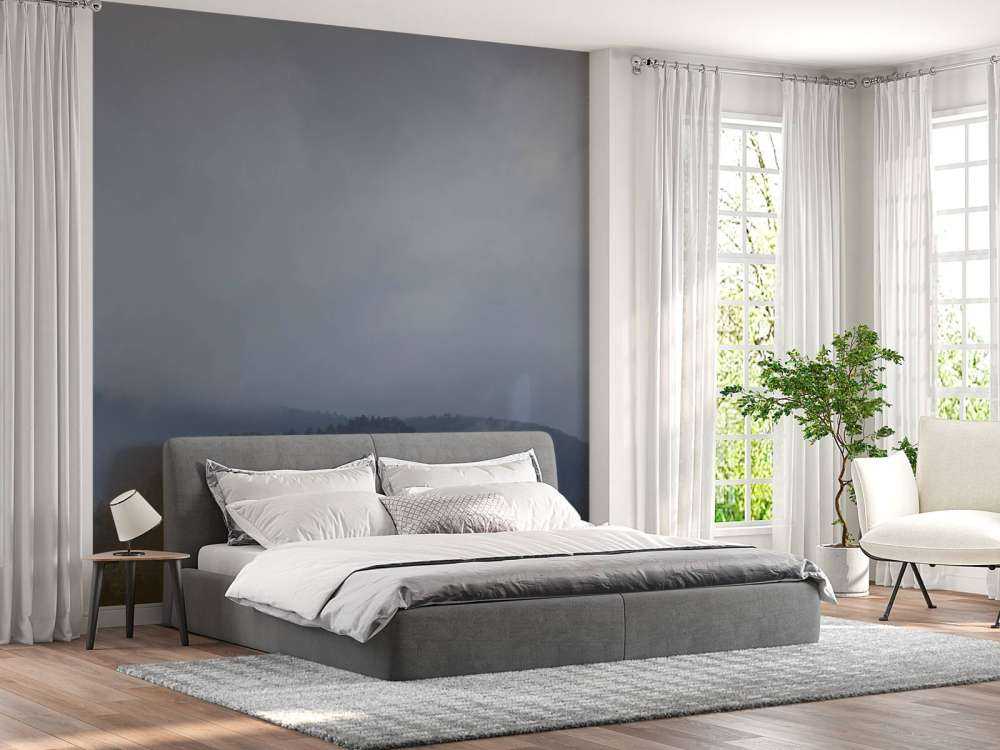 Chmury nad drzewami w górach