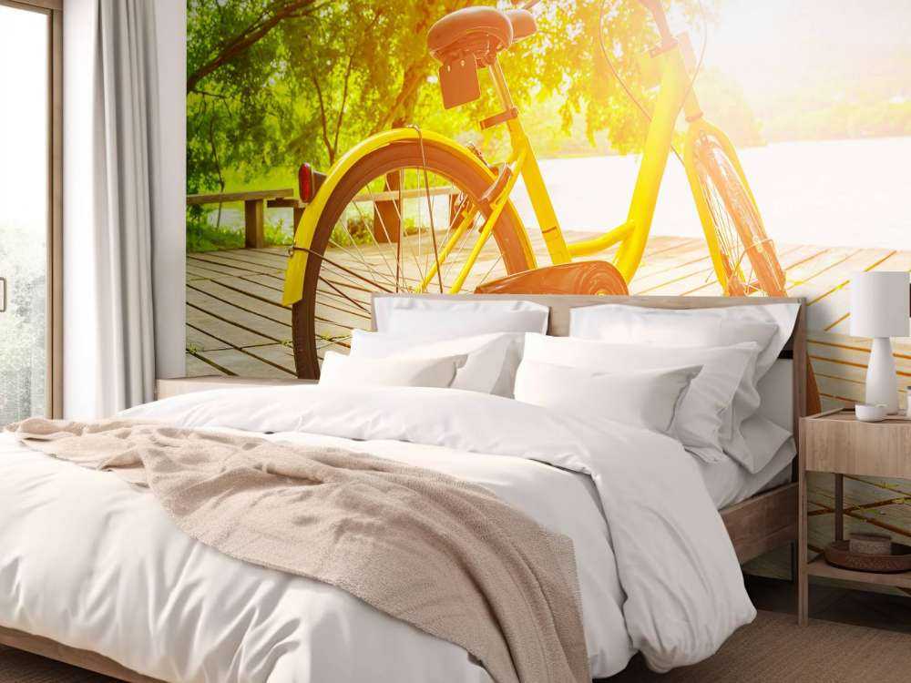 Żółty rower na molo