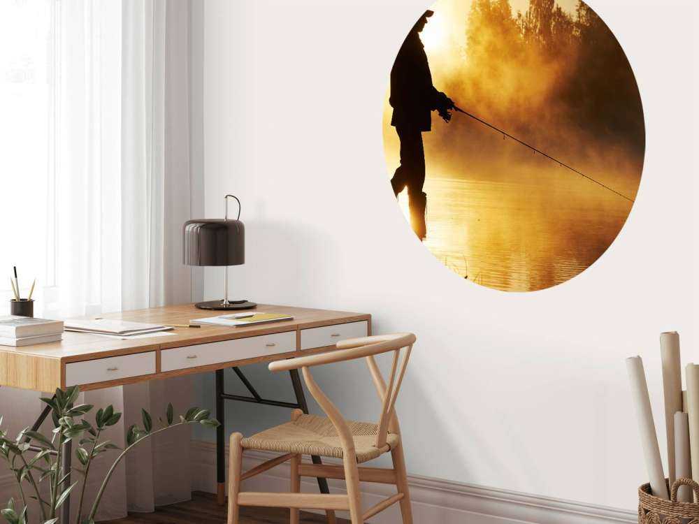 Rybak o wschodzie słońca