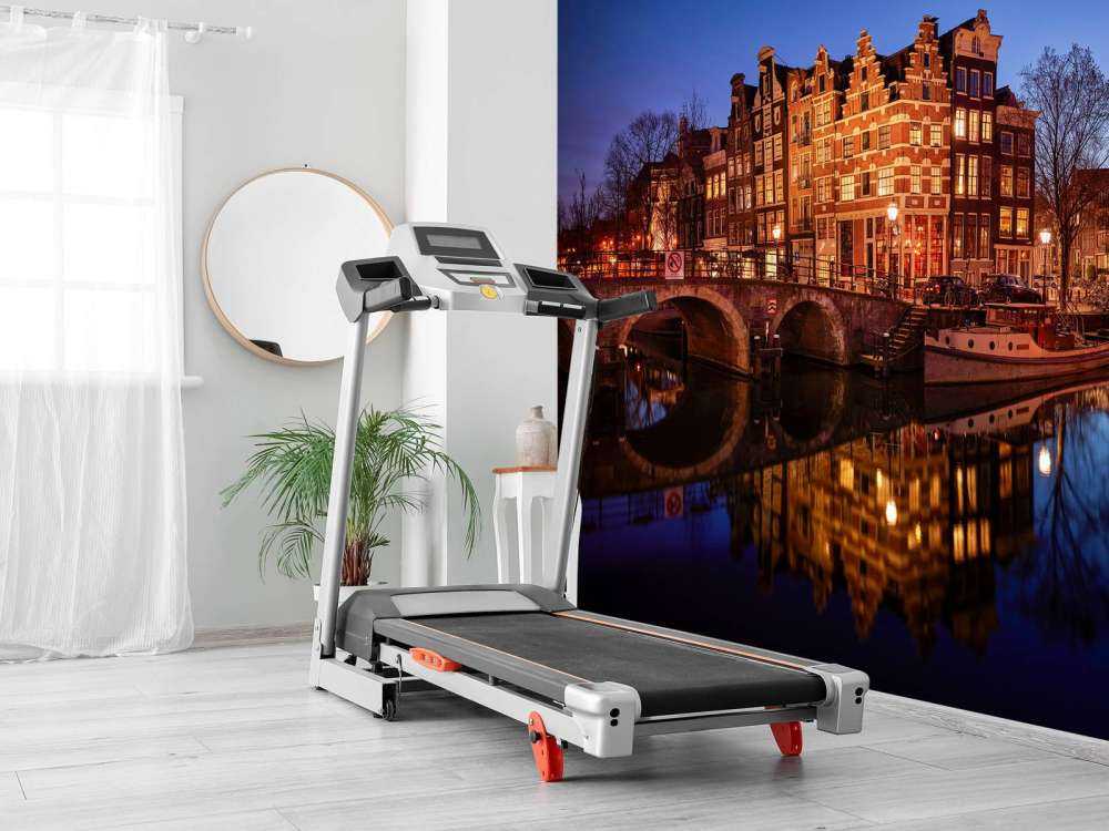 Oświetlone domy wzdłuż kanału