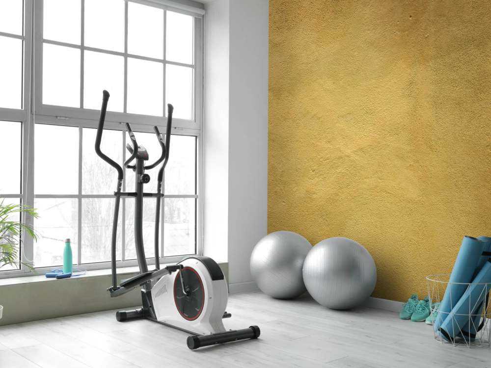 Ściana w kolorze żółtej ochry