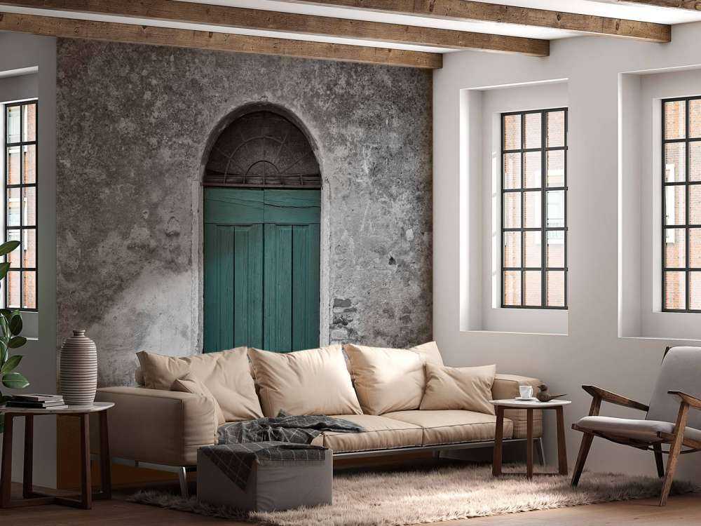 Zielone drzwi w starym murze