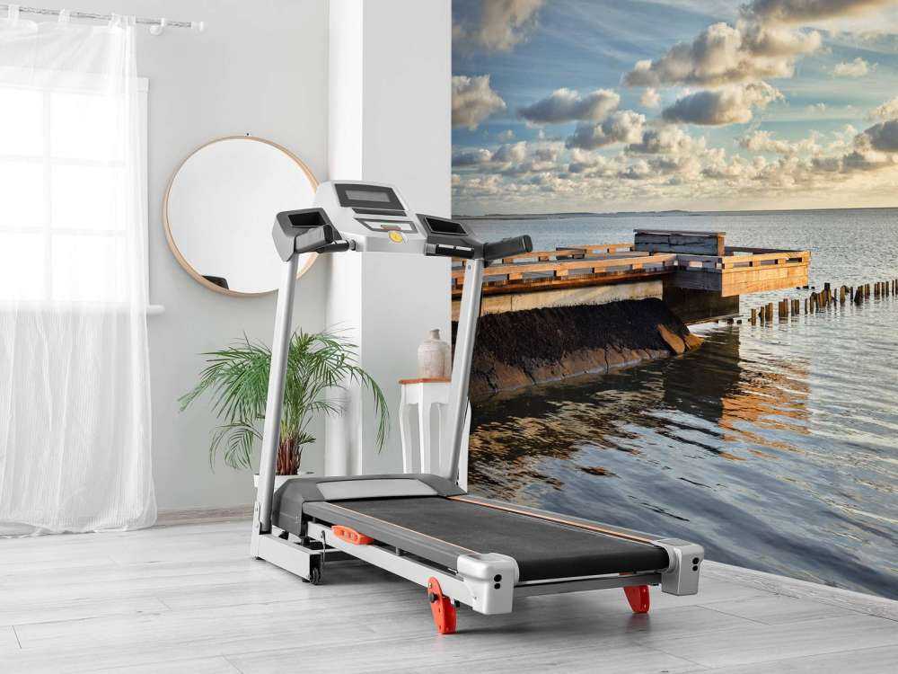 Nabrzeże z pięknymi chmurami