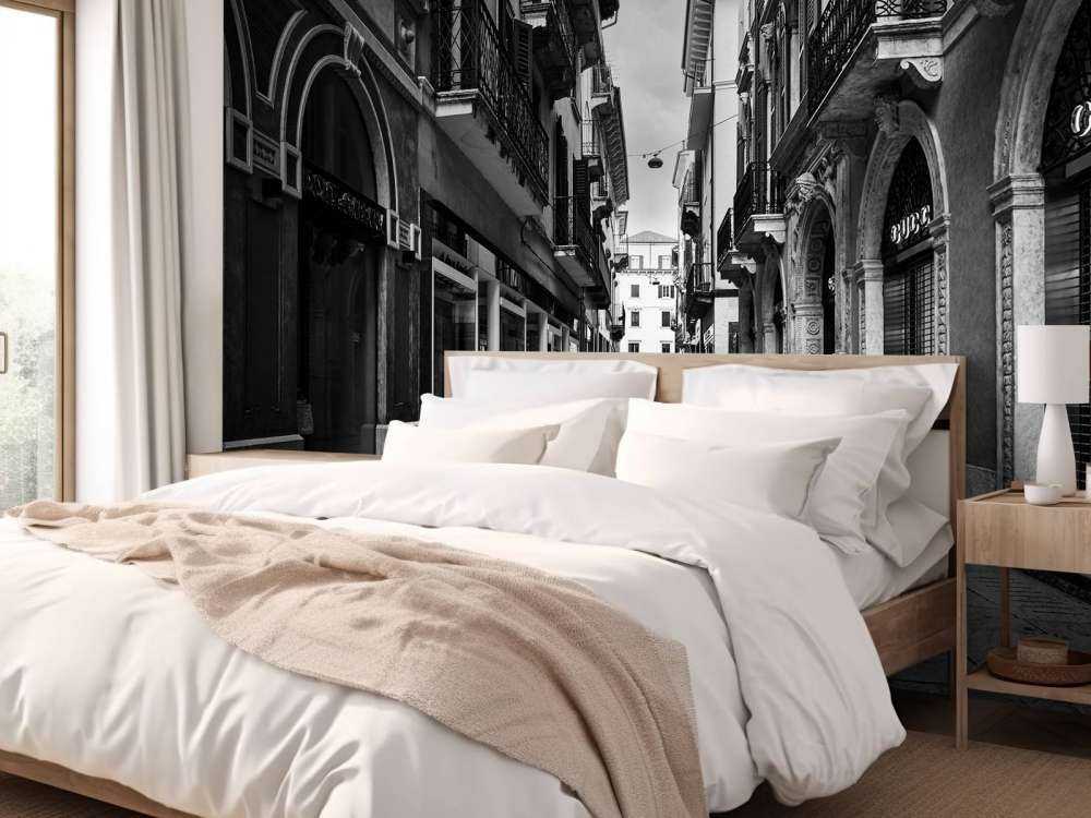 Ulica handlowa w czerni i bieli