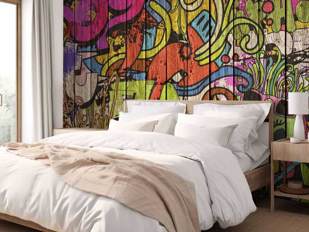 Uliczne graffiti na starym drewnie