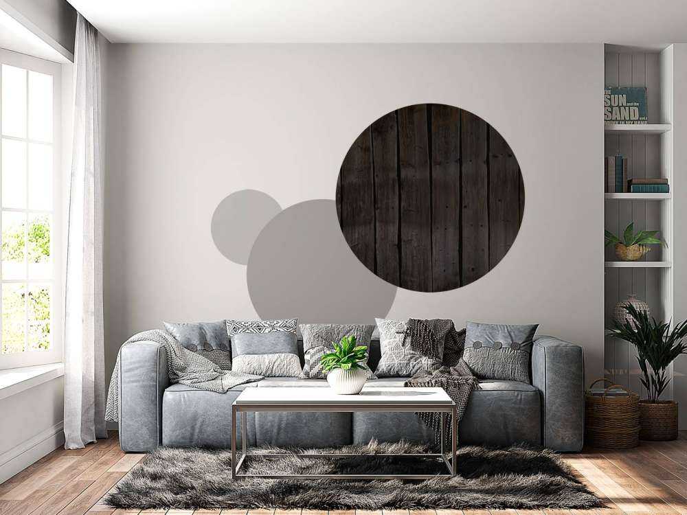 Światło pada na ciemne drewno