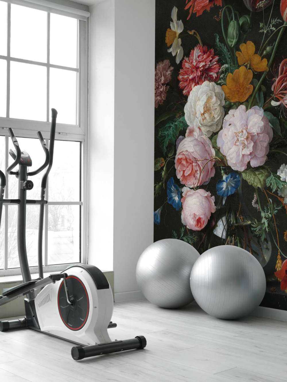 Martwa natura z kwiatami w szklanym wazonie.