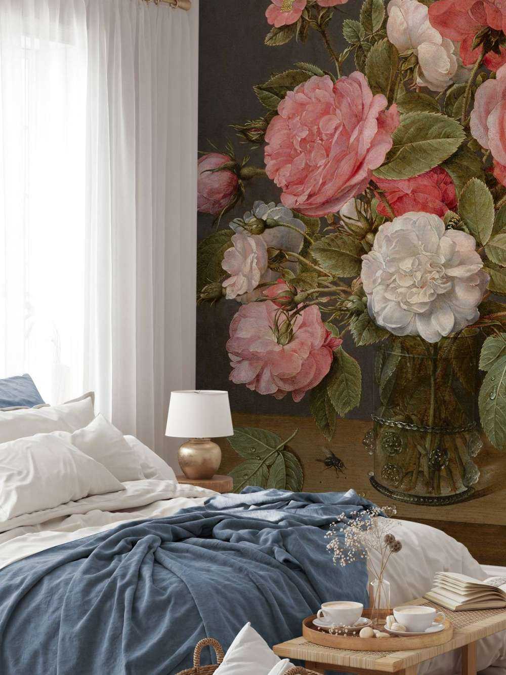 Róże w szklanym wazonie