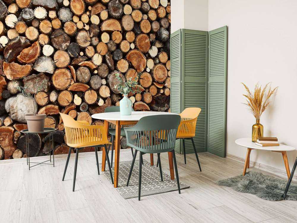 Pnie drzew ułożone w stosy