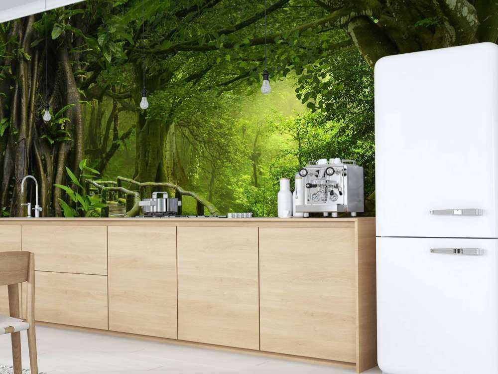 Drewniany most przez zieloną dżunglę