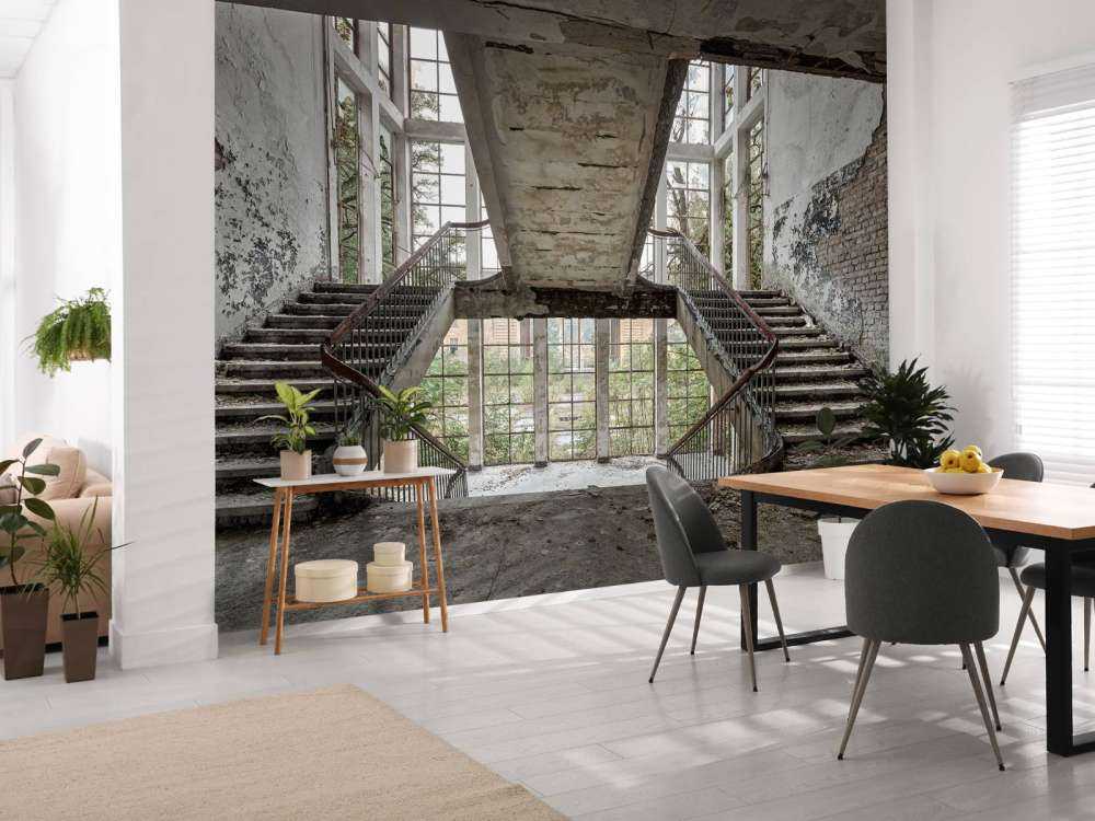 Schody w opuszczonej szkole